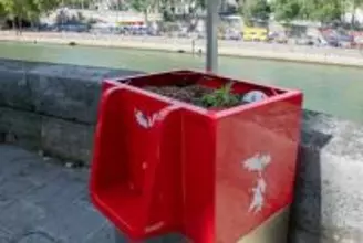 パリの立ちション対策用小便ボックスが不評で移転に 使用感を確かめてみた