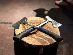 飲酒しての斧投げも可！　ニューヨークで人気の「斧投げバー」に行ってきた