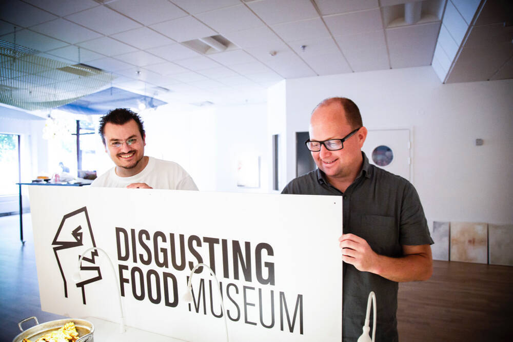 スウェーデンで「不快な食べ物博物館」が開館 うじ虫チーズや羊の目玉など展示