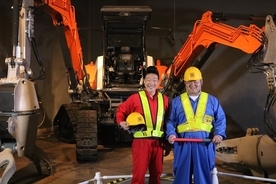 大型クレーンの運転席でレバー握る興奮　日本科学未来館の企画展「工事中！」へ行く