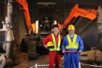 大型クレーンの運転席でレバー握る興奮　日本科学未来館の企画展「工事中！」へ行く