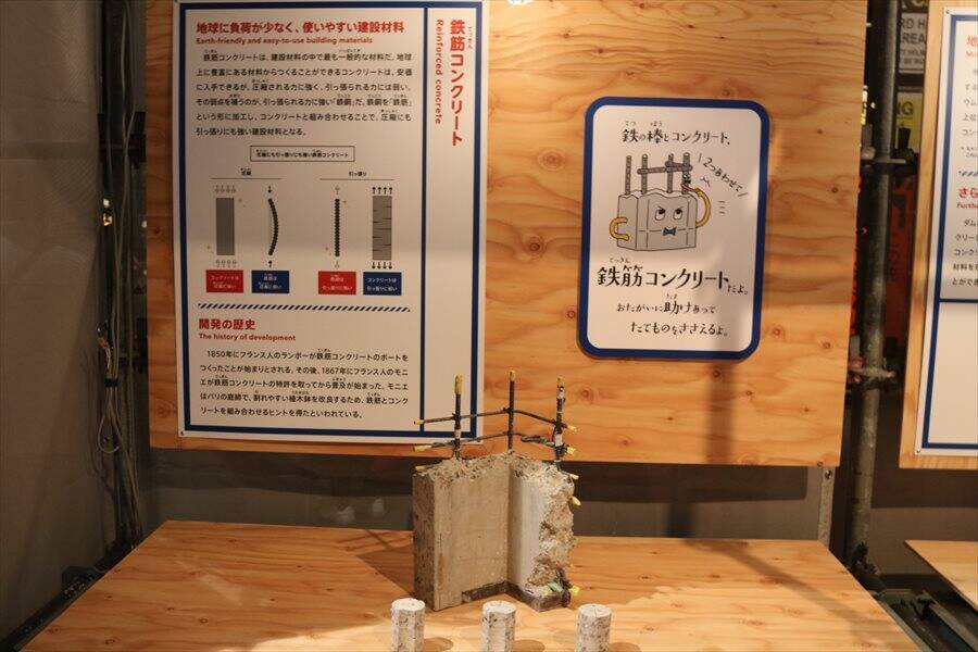 大型クレーンの運転席でレバー握る興奮　日本科学未来館の企画展「工事中！」へ行く