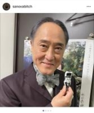 佐野史郎、「ばけばけ」撮影現場で特製お守り人形を披露