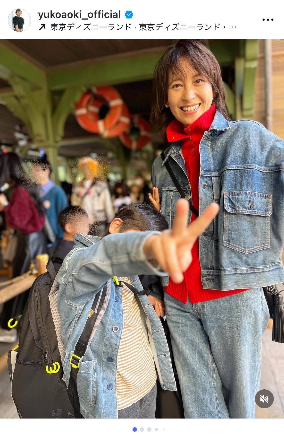 青木裕子、子どもたちとディズニー満喫　“付き添い”のはずが笑顔全開に