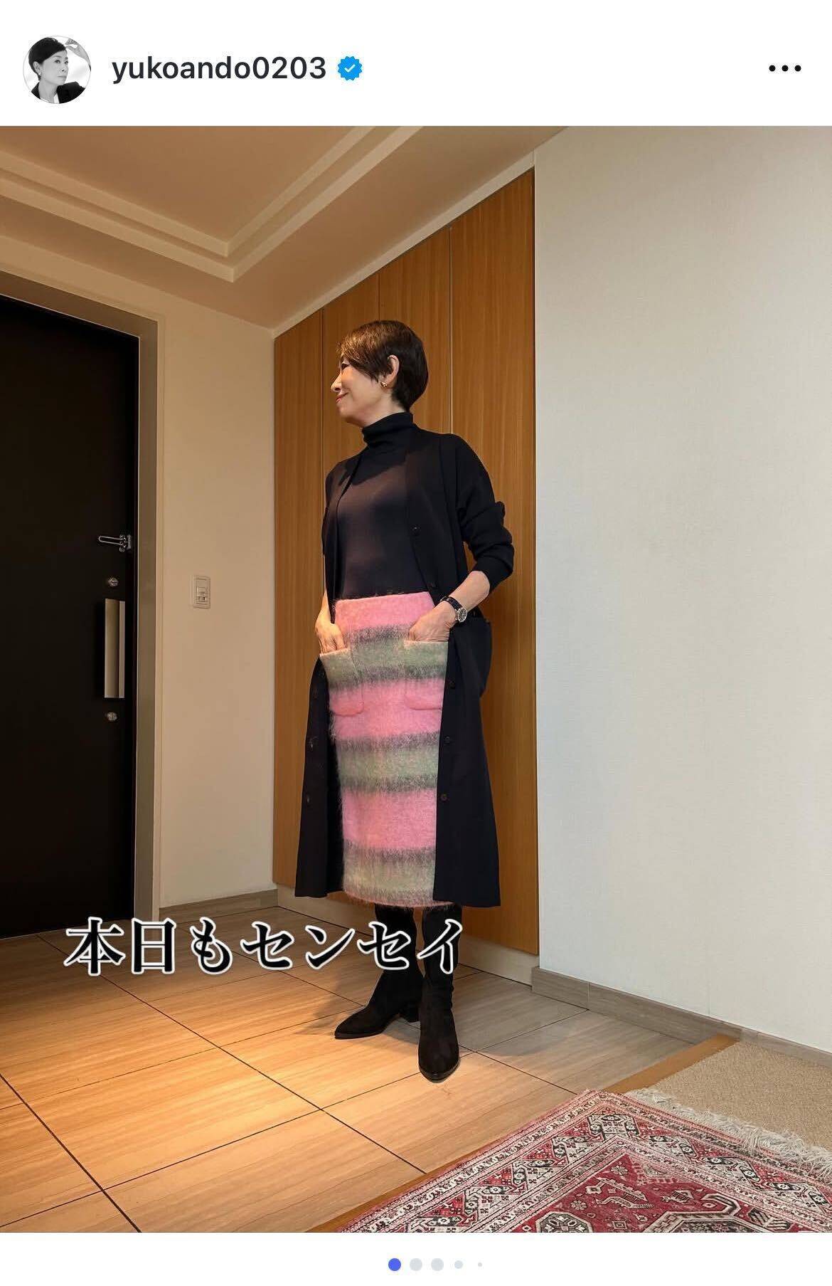 安藤優子アナ、愛用のロングカーデでまとめた上智大学での講義コーデを紹介