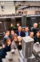 岩崎宏美、「スター誕生」プロデューサーの墓前で同期生らと追悼