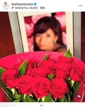 鎧塚俊彦氏、妻・川島なお美さんの10回目命日に薔薇十本で「永遠の感謝」を表現