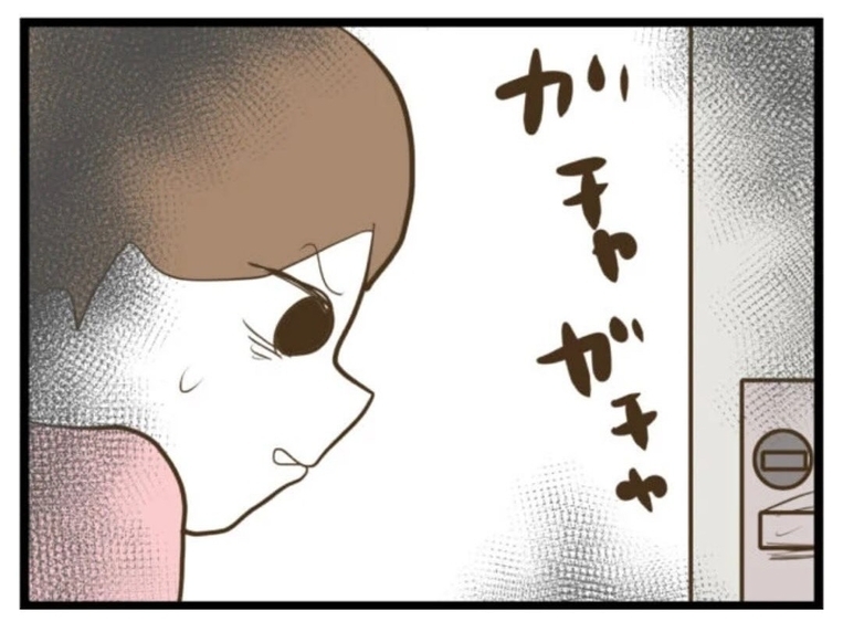 【漫画】鍵がかかっている玄関ドアを誰かが開けようとしている【エリート夫に浮気された話 Vol.91】