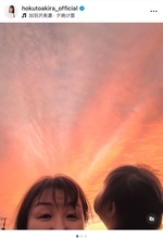 北斗晶、孫すーちゃんと見上げた“茜色の空”にほっこり「オレンジ!!が可愛すぎて…」