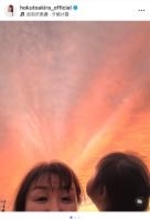 北斗晶、孫すーちゃんと見上げた“茜色の空”にほっこり「オレンジ!!が可愛すぎて…」