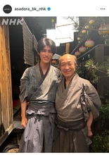朝ドラ「ばけばけ」小日向文世と寛一郎の和やかな撮影現場ショット公開