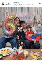 吉木りさ、娘の誕生日を祝福 「ブルーイ」ケーキに大喜び! 夫・和田正人&家族ショットも公開