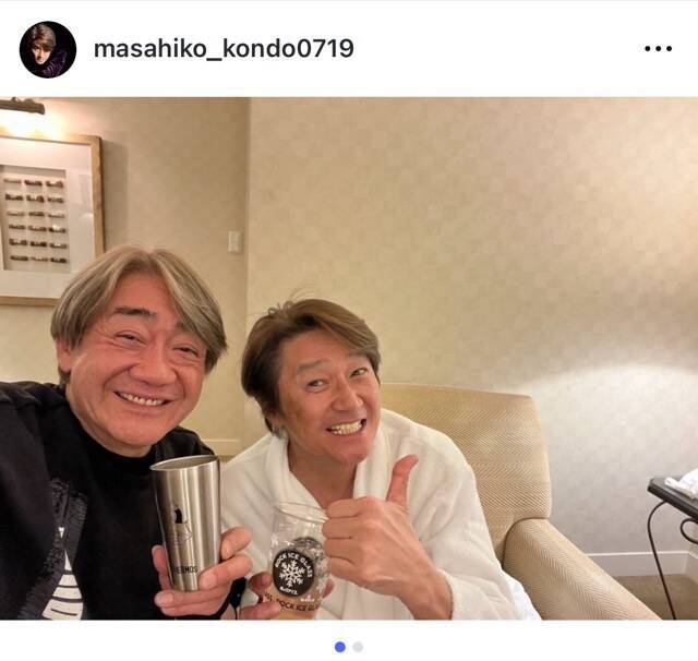 近藤真彦と野村義男、ライブツアーの合間に久々の部屋飲みを満喫