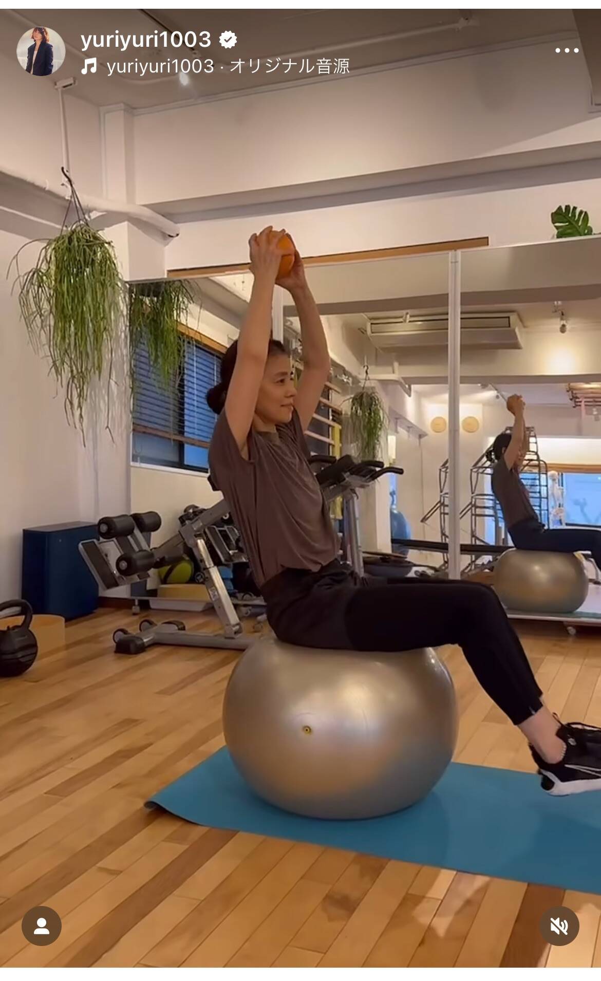 石田ゆり子、2026年は運動でスタート　バランスボールエクササイズを公開