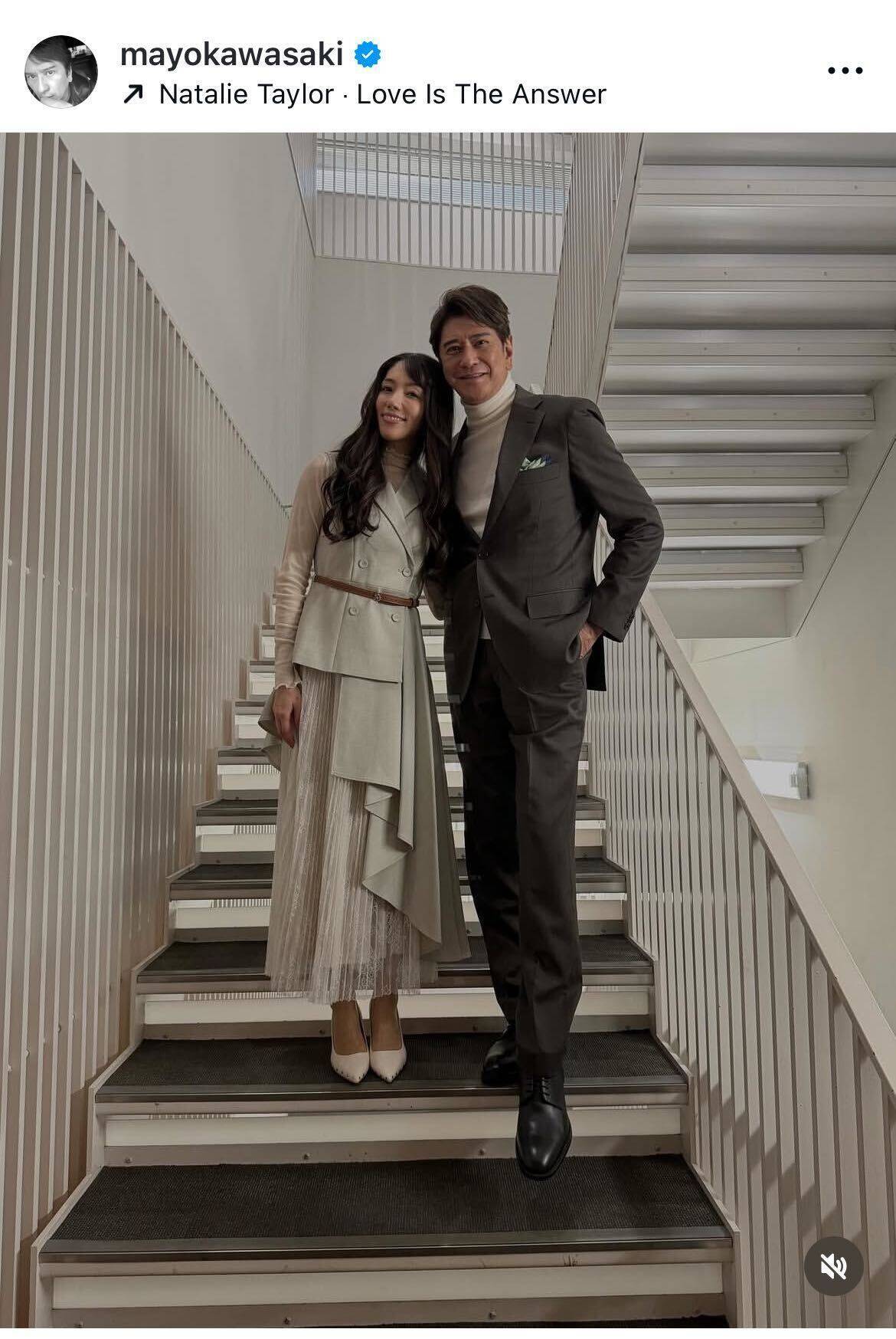 川崎麻世、妻・花音とテレビ収録に参加　銀座で選んだ“夫婦の絆ワンピース”を披露