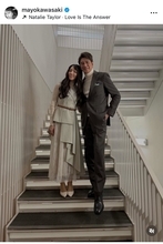 川崎麻世、妻・花音とテレビ収録に参加　銀座で選んだ“夫婦の絆ワンピース”を披露