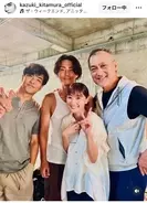 北村一輝、『トゥルーカラーズ』天草編のオフショットを公開　倉科カナ・毎熊克哉・渡辺謙と笑顔でピース