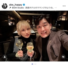 あべこうじ、11回目の結婚記念日を前に妻・高橋愛とディナーで祝福