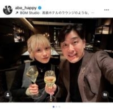 あべこうじ、11回目の結婚記念日を前に妻・高橋愛とディナーで祝福
