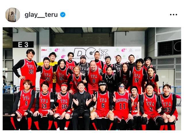GLAY・TERU、7年ぶり音楽業界のフットサル大会で森保一監督と記念撮影