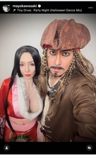 川崎麻世、妻の店で仲間と仮装パーティー「大人が馬鹿になれる日があってもいい」 妻とのツーショットも