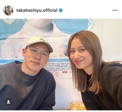 高橋ユウ、夫・卜部弘嵩との久々2ショットを公開