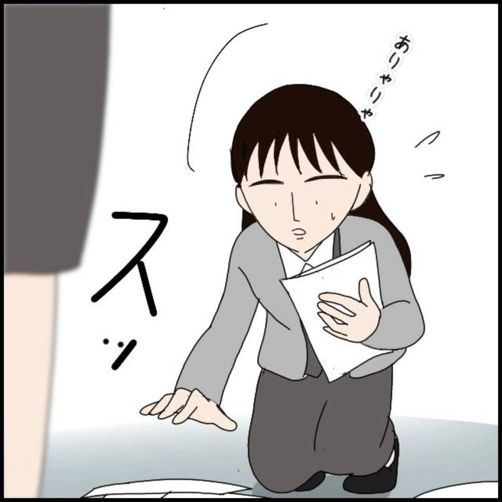 「私が落とした書類を踏んづけた」年下の同僚の不機嫌に振り回される日々　行動はエスカレートして【漫画】