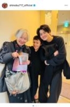 大竹しのぶ、鈴鹿央士らとの楽屋での3ショットを公開「みーんな優しいなあ」