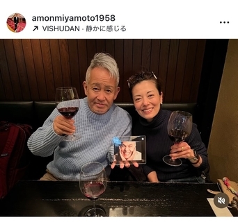 宮本亜門、モーリー・ロバートソンのパートナー池田有希子と追悼の時間　故人を想い赤ワインで乾杯