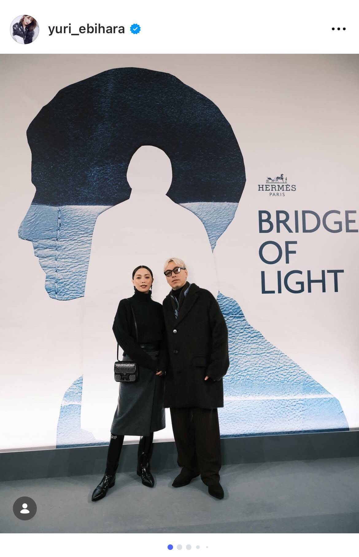 蛯原友里、エルメスの伝説的デザイナー最後のコレクションに感動　夫ILMARIとの夫婦ショットも公開