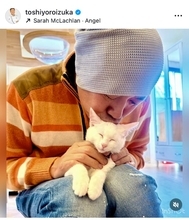 鎧塚俊彦、保護猫兄弟の里親決定に感動「ニャアニャアが膝から離れず堪らない」