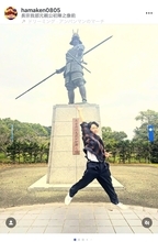 浜野謙太、「旅サラダ」で高知へ　長宗我部元親像と記念撮影＆『夏草の賦』への愛も爆発