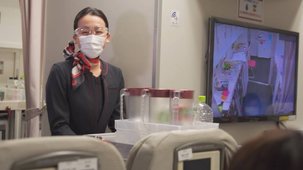 【動画】浅田真央、CAの制服を着て突撃取材！JAL「安全・安心な新しい空の旅にむけて」篇