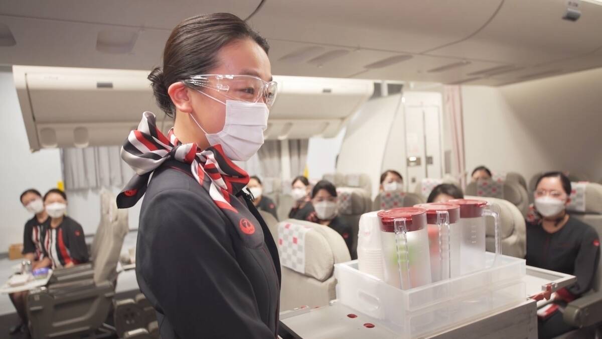 【動画】浅田真央、CAの制服を着て突撃取材！JAL「安全・安心な新しい空の旅にむけて」篇