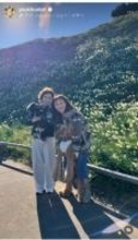 工藤夕貴、新しい家族となった愛犬と母娘で水仙の名所へ「最高の1日」