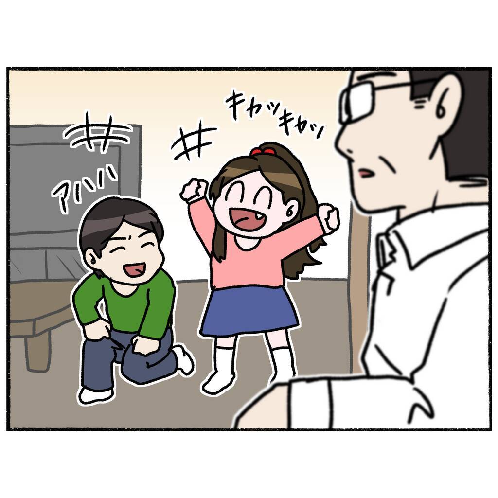 【漫画】仕事に家事にすべてをこなして疲れ切っている父、ため息を吐く【母とうつと私。 Vol.62】