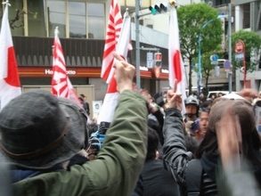 「在日は帰れ！」「レイシストは帰れ！」4.21新大久保反韓デモとそのカウンターを直撃取材
