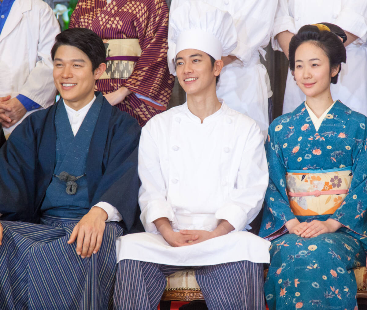 鈴木 亮平 天皇 の 料理 番