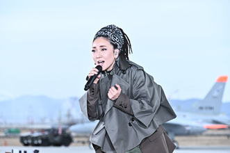 MISIA、航空自衛隊 松島基地で復興の翼・ブルーインパルスと競演＜音楽の日＞