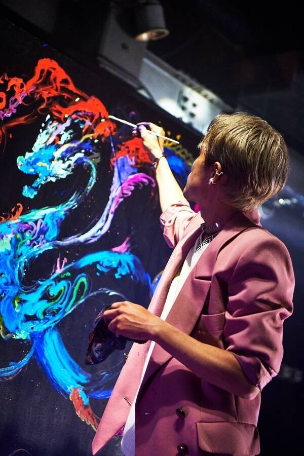 「SUGIZO・INORANが対バンシリーズ開催　”音楽×絵画”で作り出した熱狂のアート空間」の画像