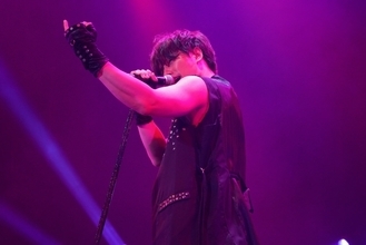 加藤和樹、15周年ライブツアー開幕 新たな思いを歌詞に込めた「Shining Road」初披露