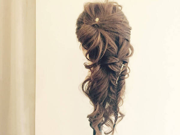 サイドに寄せたフィッシュボーンが華やか ハーフアップで作るおしゃれ髪アレンジ 17年2月1日 エキサイトニュース