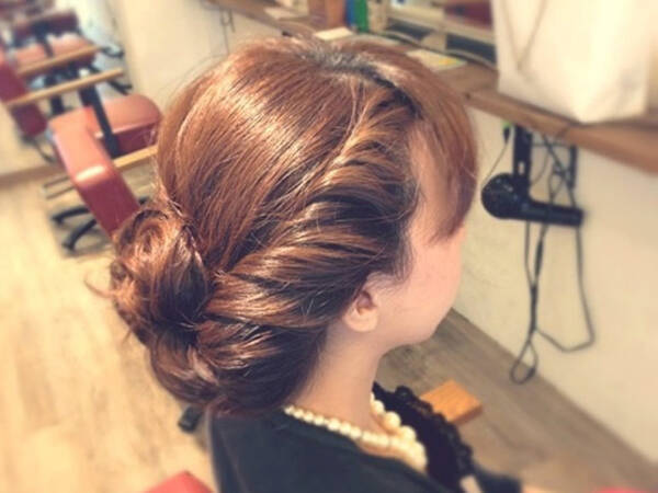 パーティードレスにピッタリ プリンセス風のエレガントなシニヨンヘアアレンジ 17年3月4日 エキサイトニュース