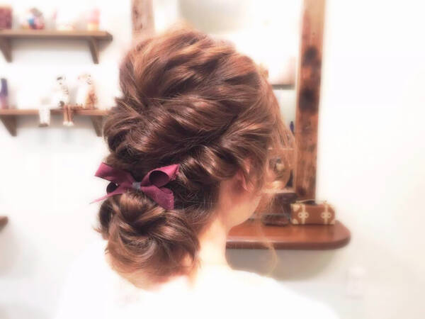 視線くぎ付け くるくる巻き込みのかわいいシニヨンくるりんぱヘアアレンジが華やか 18年1月6日 エキサイトニュース