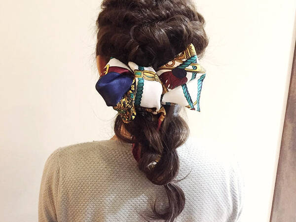 スカーフはヘアアクセとして使うのが正解 大人カワイイねじり編みヘアアレンジ 17年3月18日 エキサイトニュース