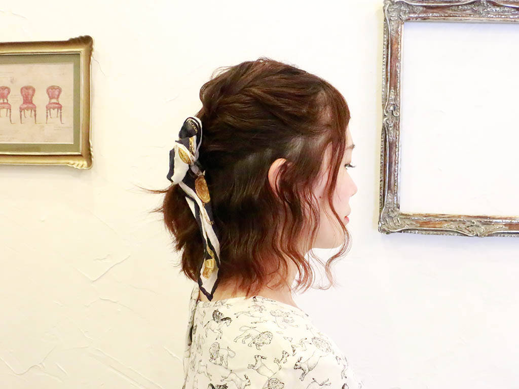 ボブスタイルをかわいく変身 ヘアゴムとスカーフを使った簡単ハーフアップアレンジ 17年4月14日 エキサイトニュース