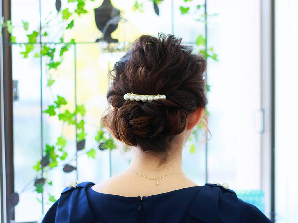 ゆるっとまとめ髪が上品で色っぽい 大人の女性向けねじりロールアップスタイル 17年4月30日 エキサイトニュース ゆるっとまとめ髪が上品で色っぽい 大人の女性向けねじりロールアップスタイル 17年4月30日 エキサイトニュース