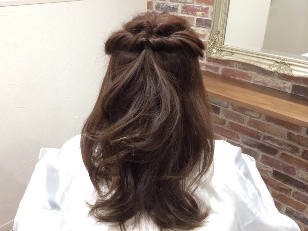 くるりんぱで作る なんちゃって編み込み風 ヘアアレンジで 簡単に手の込んだスタイルにチェンジ 17年5月21日 エキサイトニュース