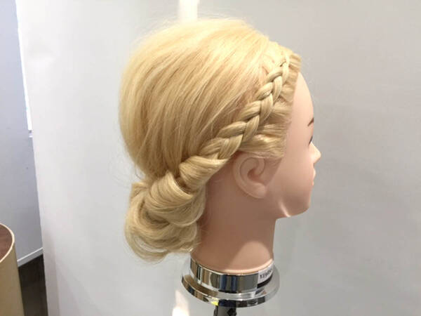 編み込みに髪を巻き付けるだけ 360度ゴージャスな個性派シニヨンアレンジのやり方 17年5月30日 エキサイトニュース