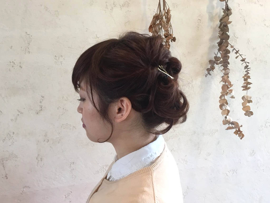 ヘアピンなしでもお団子アップは作れる くるりんぱだけで作るアップヘアアレンジ 17年5月30日 エキサイトニュース